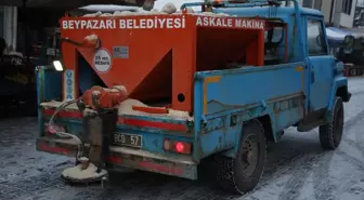 Beypazarı ilçesinde belediye ekipleri karla mücadele çalışması yapıyor