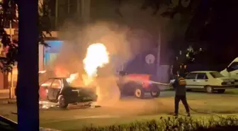 Bolu'da park halindeki otomobil alev alev yandı