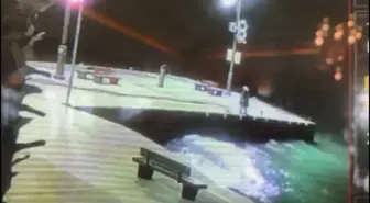 Büyükçekmece'de sanal medyada canlı yayın yaparken denize atlayan kadını kurtardı