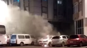 Çorlu'da park halindeki otomobile alev alev yandı