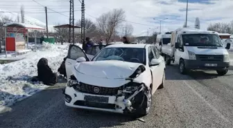Doğanşehir'de iki otomobilin çarpışması sonucu 3 kişi yaralandı