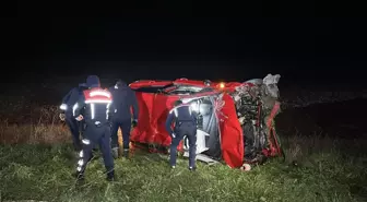 Edirne'de Otomobil Tarlaya Devrildi: 2 Yaralı
