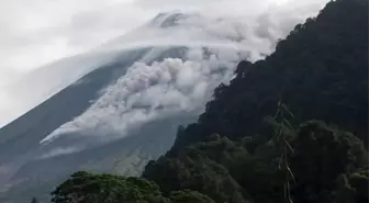 Endonezya'daki Marapi Yanardağı kül püskürttü