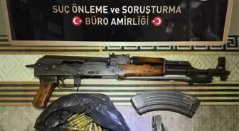 Evde Kalaşnikof piyade tüfeği ile el bombası ele geçirildi; 4 tutuklama