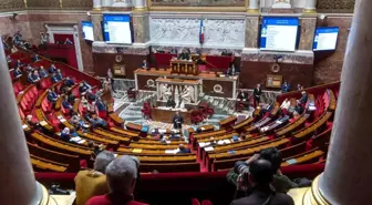 Fransa'da Lecornu hükümetine yönelik iki gensoru önergesi reddedildi