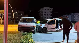 Gazipaşa'da iki kamyonet çarpıştı: 1 yaralı