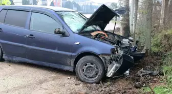 İnegöl'de kontrolden çıkan otomobil kaldırıma ve ağaca çarptı: 2 yaralı