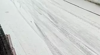 Kamyonet buzlanan yolda kayarak ilerledi