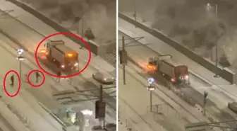 Kar topu isabet eden kar küreme aracı refüje çarptı