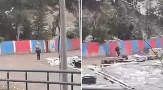 Kar yağarken İstiklal Marşı'na saygı duruşunda bulunan minik, gönülleri fethetti