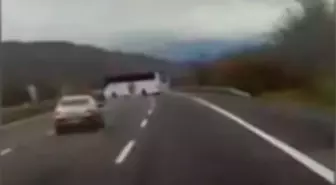 Otomobiliyle, 'U' dönüşü yapan otobüse çarpmaktan son anda kurtuldu