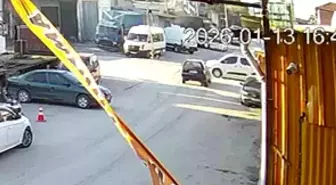 Otomobille çarpışan hafif ticari araç devrildi