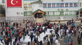 Saimbeyli Belediyesinden Kozan ilçesindeki öğrencilere kar sürprizi