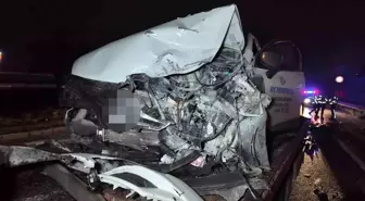 Sancaktepe'de ters şeritte ilerleyen otomobil dehşet saçtı: İki araç çarpıştı, 2 kişi yaralandı