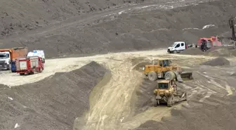 Taş ocağı sahasında devrilen kamyonun şoförü öldü
