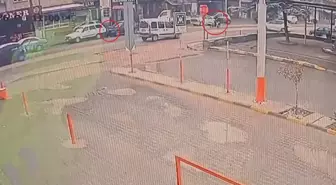 Yola fırlayan çocuğa çarpmamak için ani manevra yaptı, motosikletten düşüp yaralandı