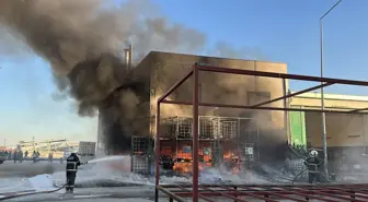 Adana'da plastik malzemelerin bulunduğu iş yeri yandı