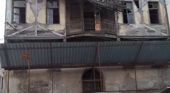 Adana'da Tarihi Binanın Çatısı Çöktü, Cadde Kapatıldı