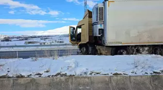 Adilcevaz'da karpuz yüklü tır kaza yaptı: 1 yaralı