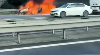 Avcılar'da seyir halindeki araç alev alev yandı