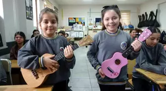 Bu sınıfta tüm öğrenciler enstrüman çalıyor