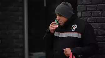 Düzce'de görme engelli seyyar satıcı, 20 yıldır aynı noktada çocukları sevindiriyor