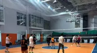 Düzce Gençlik Merkezi'nde voleybol heyecanı sürüyor