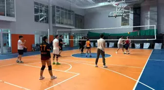 Düzce Gençlik Merkezi'nde voleybol heyecanı sürüyor