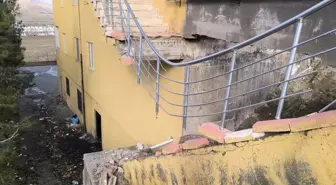 Gercüş'te 12 katlı binanın giriş merdiveni çöktü