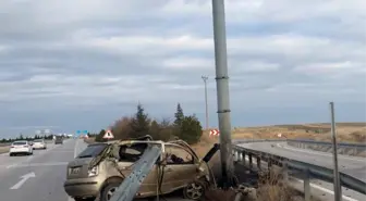 Hurdaya dönen araçtan sağ çıktı