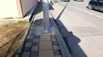 Kaldırımdaki engelli yolu üzerine direk diktiler