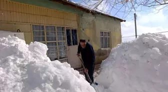 Kar kalınlığı 2 metreyi aştı; köylüler, kürekler ile yol açarak evlerine gidiyor
