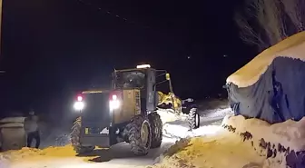 Kars'ta damdaki karı temizlerken düşerek kolunu kıran çocuğu ekipler hastaneye ulaştırdı