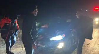 Kars'ta kar ve tipi nedeniyle yolda kalan 9 araç kurtarıldı