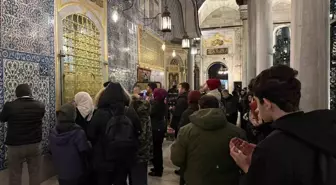 Miraç Kandili'nde vatandaşlar Eyüpsultan Camii'ne akın etti