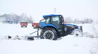 Muş'ta köy muhtarı traktörün arkasına taktığı kar küreme aparatıyla yolları temizliyor