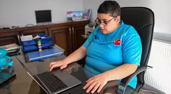 Otizmli ve işitme engelli yüzücü İlayda, AA'nın 'Yılın Kareleri' oylamasına katıldı