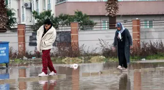 Rögarı olmayan sokak yağmur suyuyla doldu; sitede yaşayanlar yola taş döşeyip ulaşımı sağladı