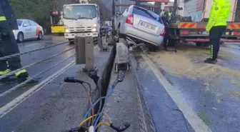 Sarıyer'de otomobil aydınlatma direğini devirdi