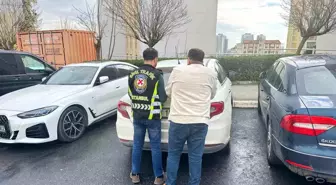 Servis sürücüsü trafikte sinirlendi, kafa atarak taksinin camını kırdı