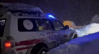 Şırnak'ta yolu kardan kapanan köyde rahatsızlanan kadın hastaneye kaldırıldı