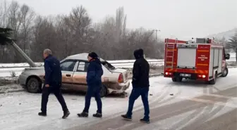 Tavşanlı'da kontkrolden çıkan otomobil karşı şeride geçti: 3 yaralı