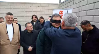 Vali yardımcısı gözleri bağlı araç kullandı