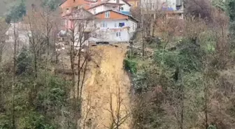 3 gün önce boşaltılan evin heyelanda bahçe duvarı çöktü
