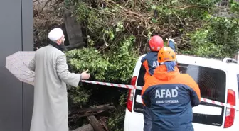 3 katlı metruk binanın bir kısmı, park halindeki aracın üstüne çöktü