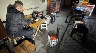 Adana'da gece mesaisi yapanlar AA'nın 'Yılın Kareleri' oylamasına katıldı