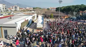 Aydın'da vatandaşlar kamyonla getirilen karda eğlendi