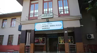 Babaları tarafından öldürülen kardeşlerin karneleri sıralarına konuldu