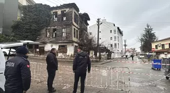 Bolu'da çökme yaşanan binadan düşen parçalar park halindeki araca hasar verdi