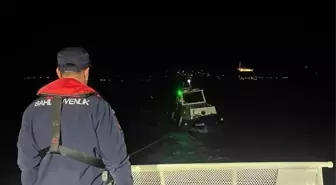 Çanakkale Boğazı'nda arızalanıp sürüklenen teknedeki 3 kişi kurtarıldı